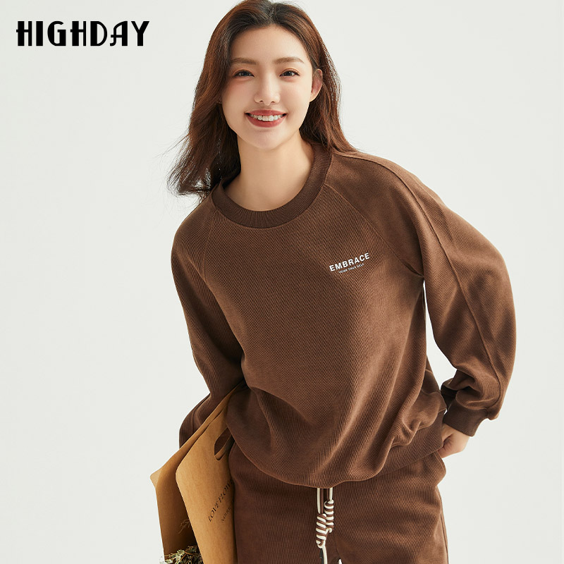 highday轩日2023商场插肩袖上衣女冬季新款简约字母休闲长袖卫衣