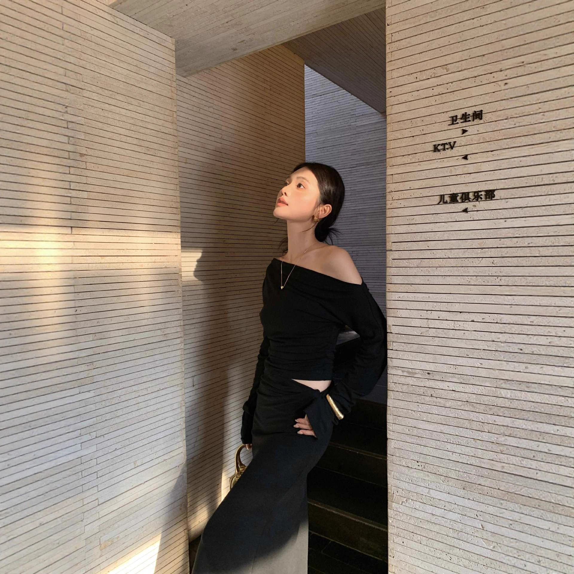 十三行25秋季新款扭结设计斜肩修身连衣裙T001#