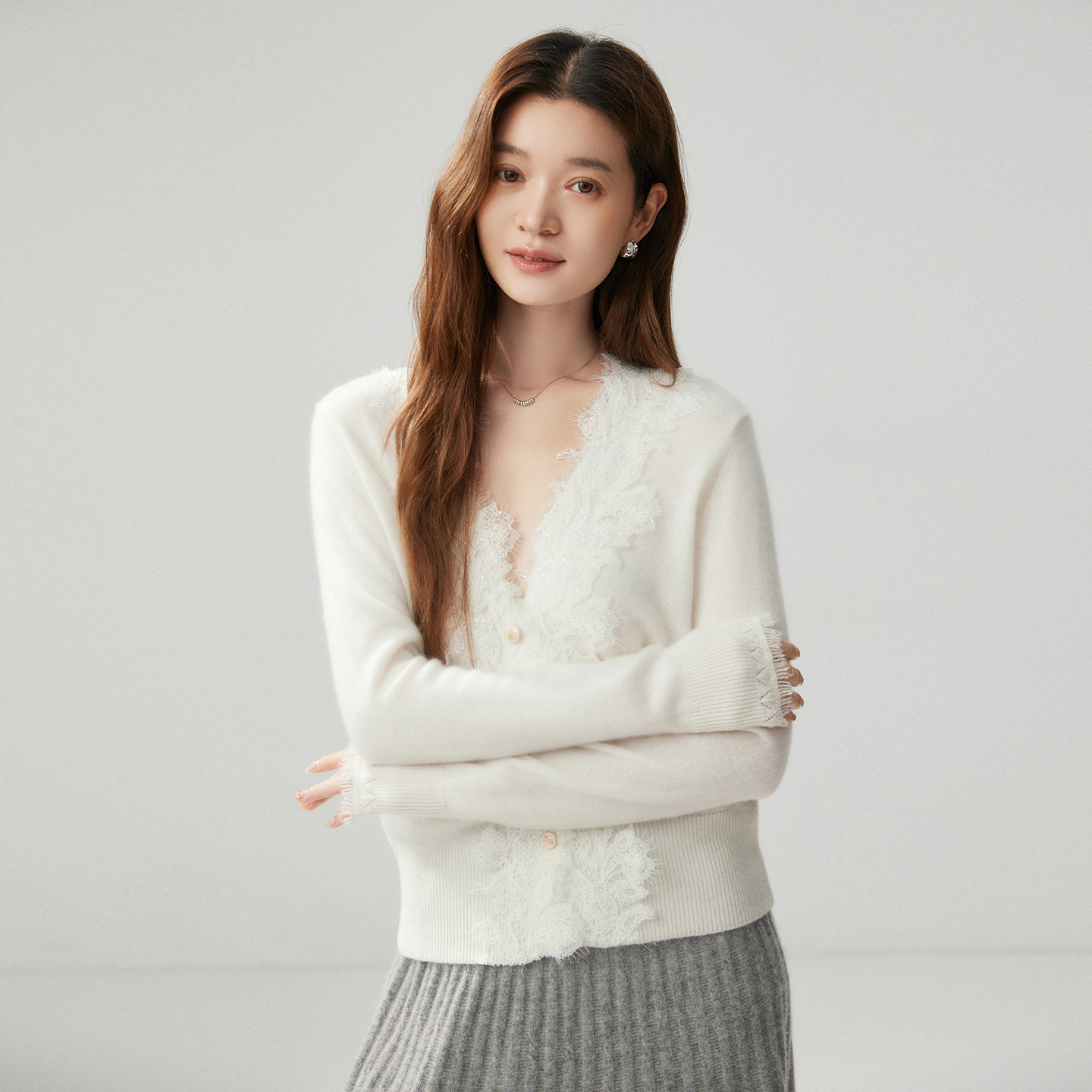 V领蕾丝拼接山羊绒开衫女羊绒衫