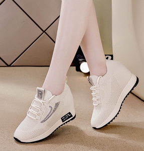 内增高女鞋飞织休闲透气运动鞋2026春秋新款时尚百搭软底旅游鞋潮