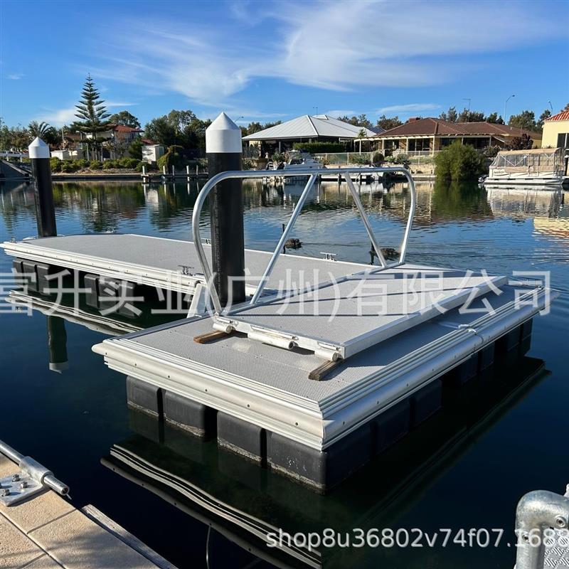 水上别墅连接铝合金浮桥码头 多年浮桥经验 抗 UV 塑木面板 铺设