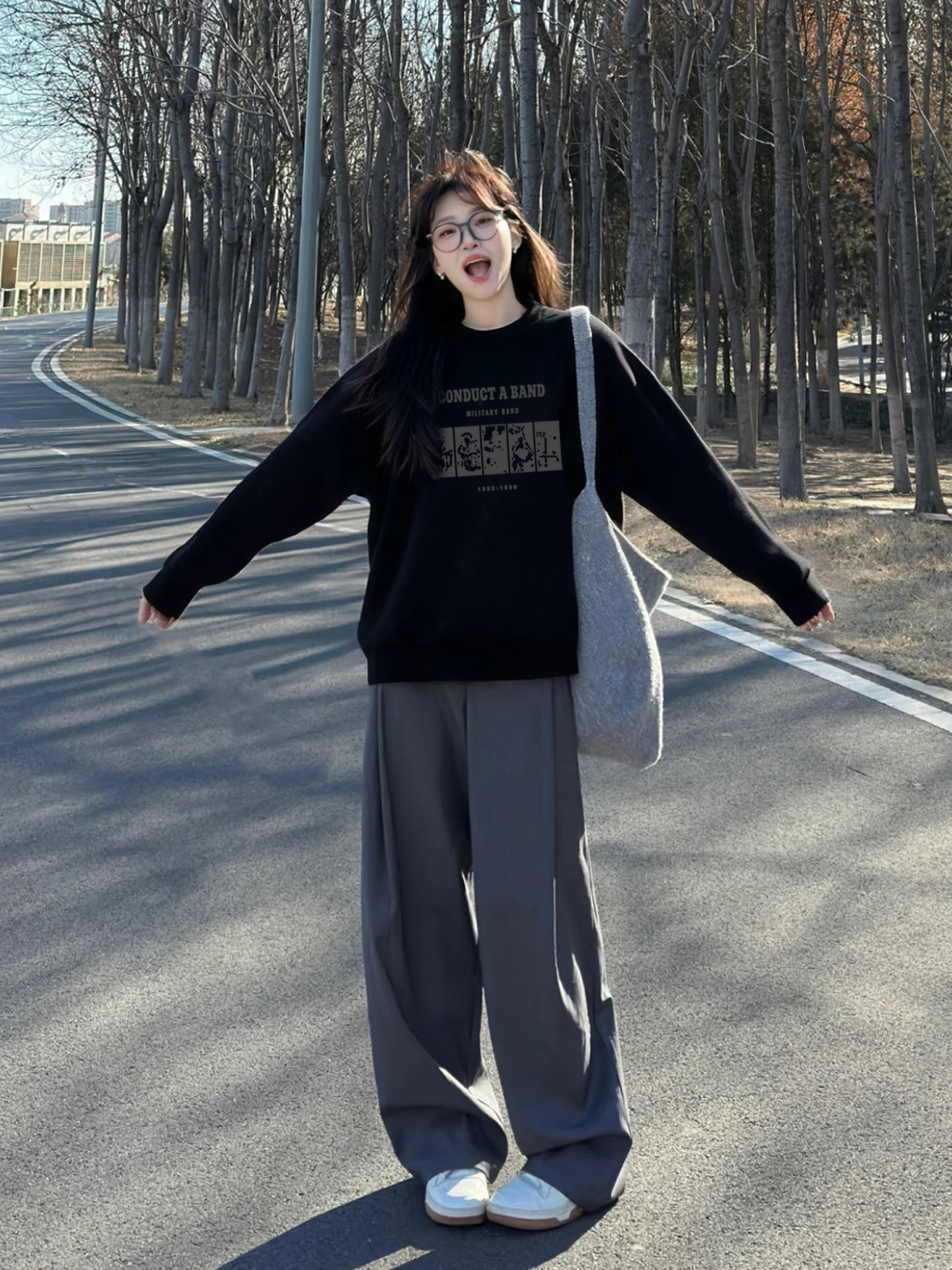 黑色圆领卫衣女2025新款宽松慵懒风巨好看的无帽秋冬加绒上衣外套