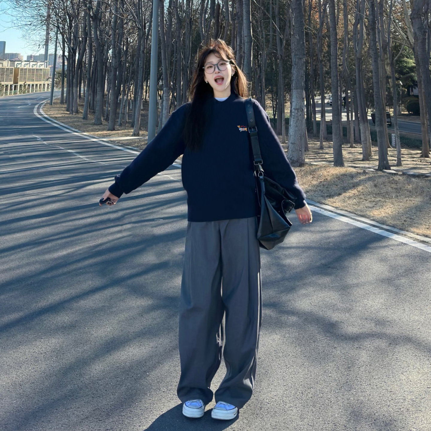 藏蓝圆领卫衣女2025新款早秋宽松长袖超好看独特漂亮单穿加绒上衣