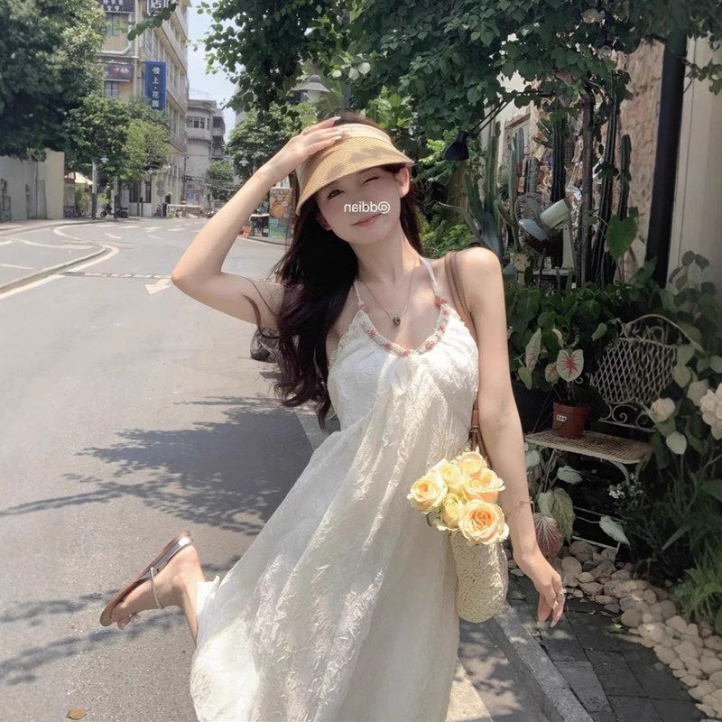 纯欲风挂脖连衣裙女夏季新款海边度假法式露背裙子高级感白色长裙
