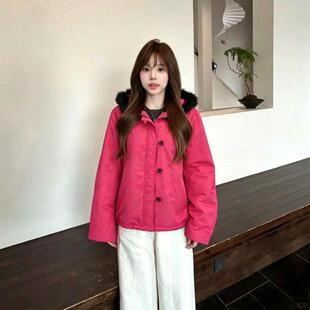 亮玫红大毛领棉服女按扣门襟几何压线下摆抽绳宽松外套43855