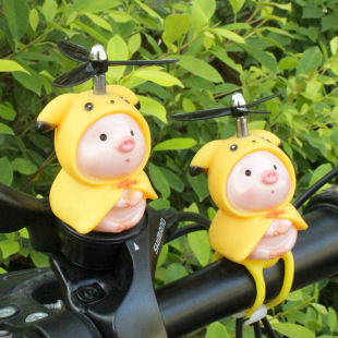 创意可爱卡通小猪自行车载摆件电动摩托多彩灯车用装 饰送生日礼物