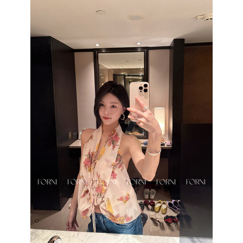 扭结双重交替法印花挂脖上衣