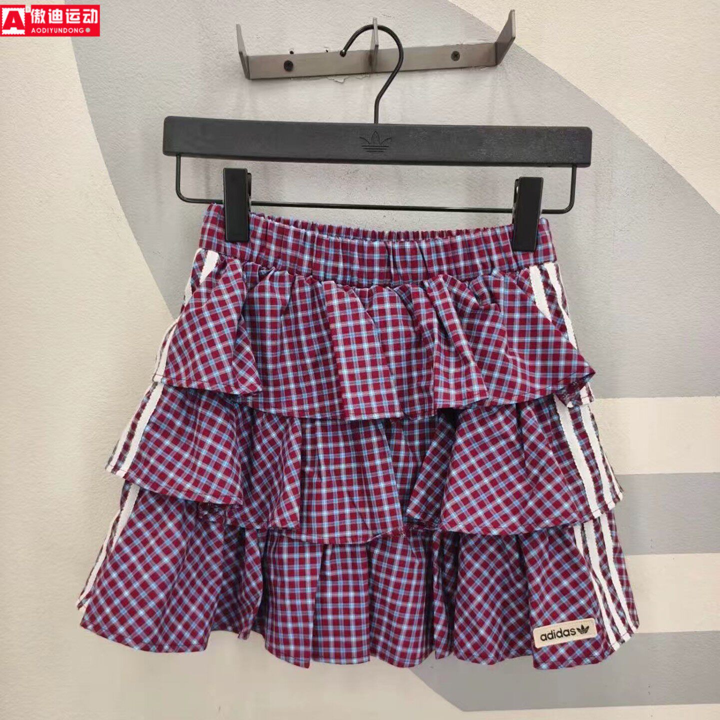 阿迪达斯adidas三叶草裙子2026夏新款休闲格子呢半身裙女子KU9399