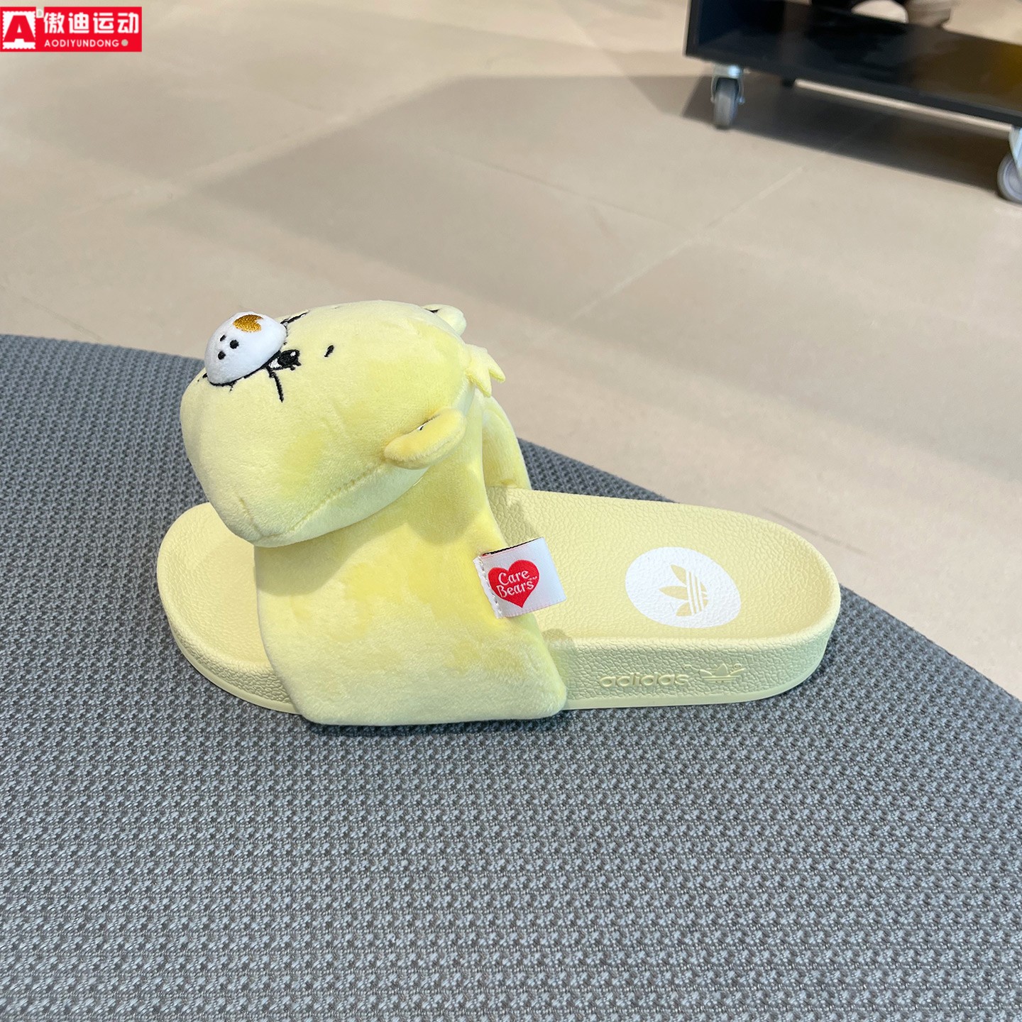 阿迪达斯女子2026秋ADILETTE联名款复古风经典毛绒公仔拖鞋KH9956