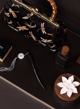 优选新中式风样板间衣帽间摆件z品软装衣柜梳妆台展示架刺绣包组