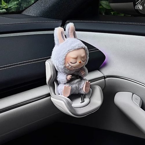 适用拉布布安全座椅labubu泡泡玛特摆件出风口三代娃娃车载座椅
