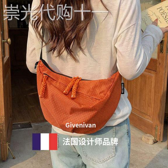 法国正品Givenivan 2026新款尼龙布斜挎包大容量饺子包通勤单肩包
