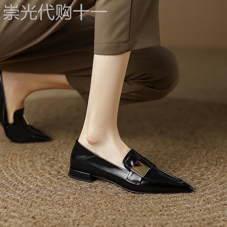 网红法式低跟尖头小皮鞋女2025年新款春秋金属扣真皮复古平底单鞋