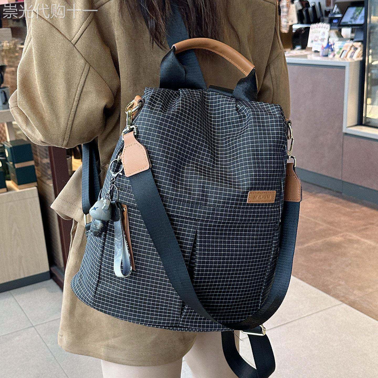 香港2026新款潮格纹尼龙布防盗双肩包轻便旅游防水户外揹包宠物包