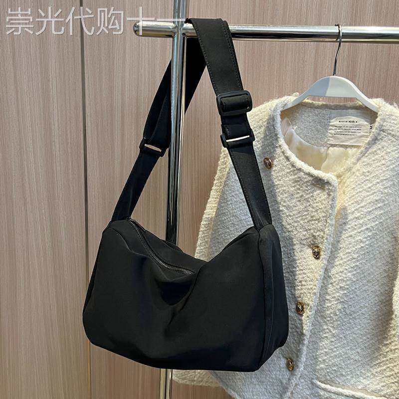 新加坡like best 黑色帆布包包女2026新款超火宽带休闲运动斜揹包