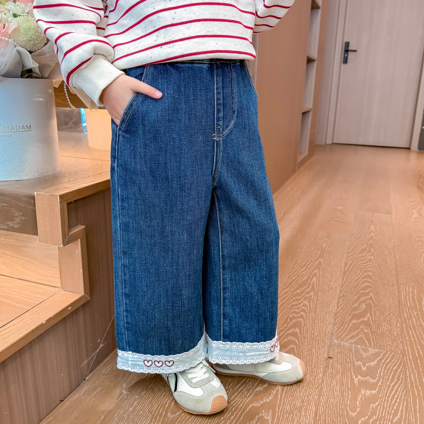 女童烂洞牛仔裤春秋穿搭女宝女生幼儿园秋装潮童休闲初秋潮酷经典