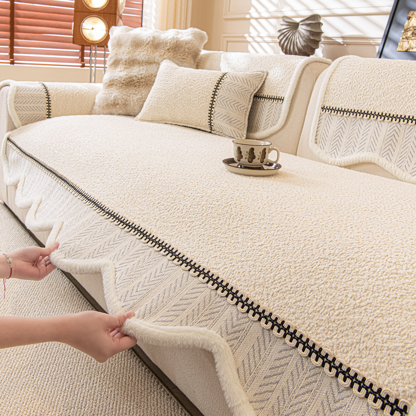 奶油风异形加厚毛绒沙发垫2025冬季新款固定防滑防猫抓沙发坐垫子