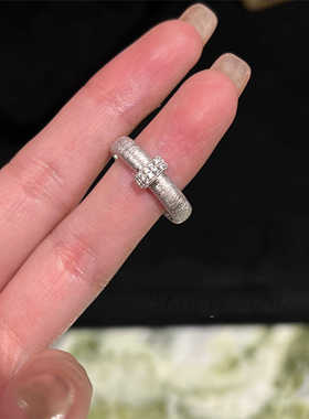 百搭款银色戒指镶嵌锆石高级感