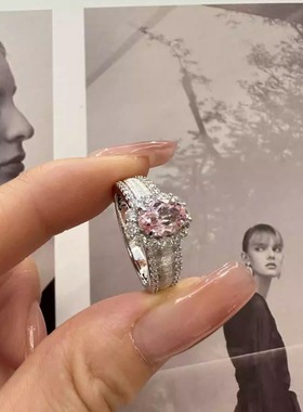 镶嵌满钻精致鸽子蛋拉丝戒指轻奢