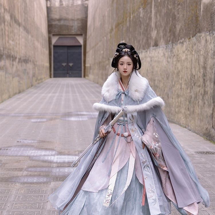 原创【雪落月白】双层汉服斗篷含毛领保暖仙气冬款百搭刺绣披风