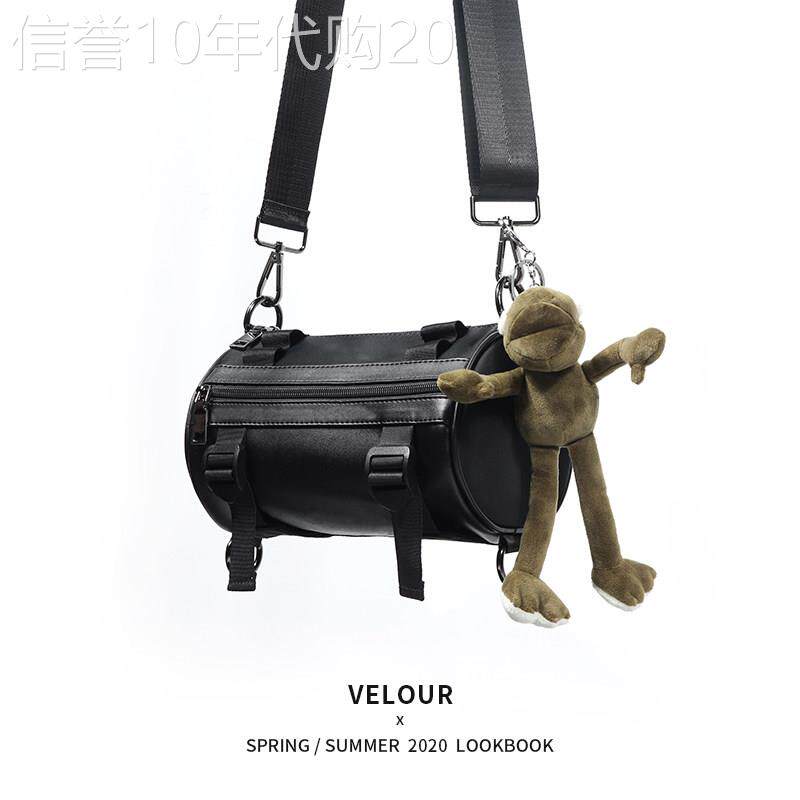 香港休闲包斜挎包男潮牌单肩包街头潮流嘻哈圆筒小包日系土酷包女