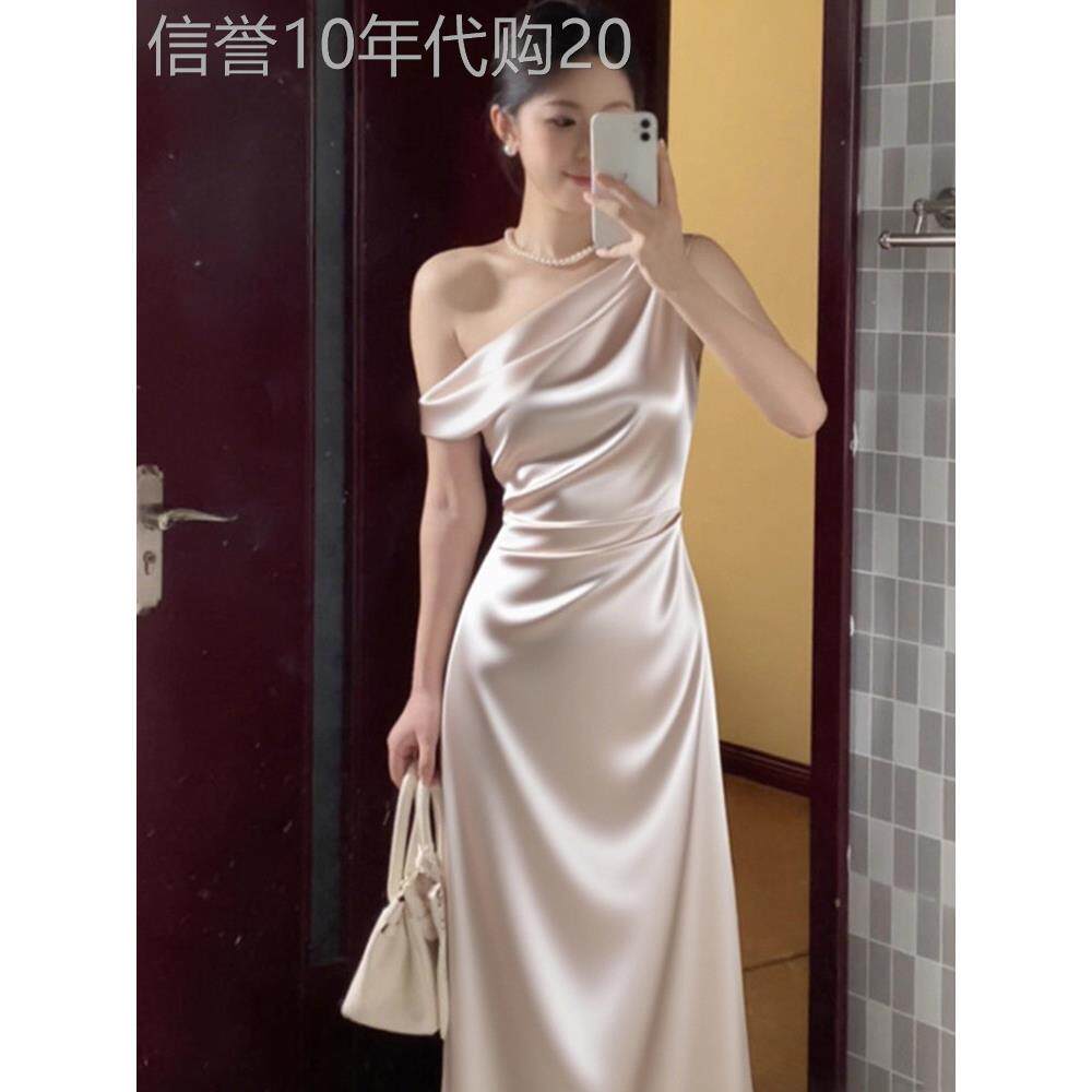 醋酸缎面连衣裙女夏2025新款斜肩高级感一字肩荡领收腰包臀长裙子