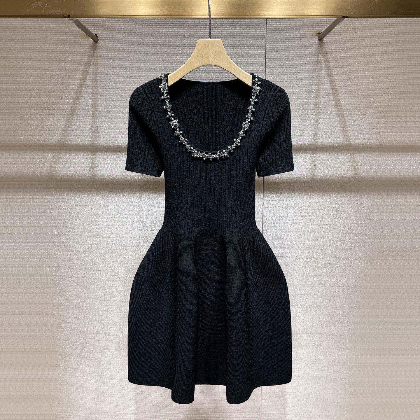 潮牌修身短袖连衣裙女春季新款聚会晚礼服钉珠U型领针织小裙子