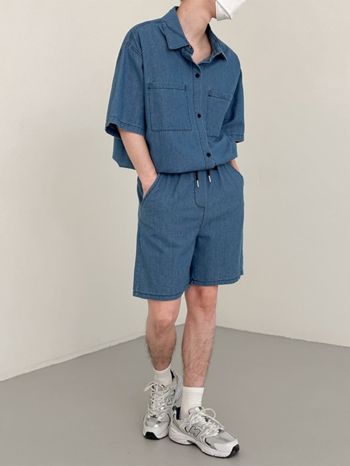 가볍고 세련된 남성용 여름 얇은 데님 슈트 핸섬 워싱 투피스 반팔 셔츠 5부 팬츠 캐주얼하고 다재다능함