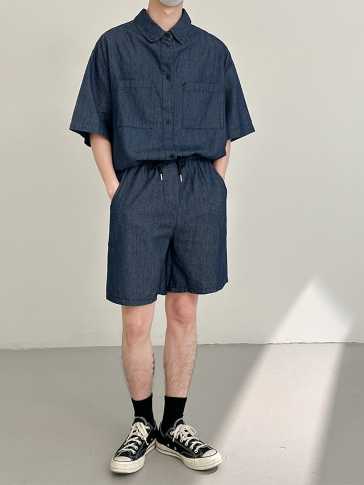 가볍고 세련된 남성용 여름 얇은 데님 슈트 핸섬 워싱 투피스 반팔 셔츠 5부 팬츠 캐주얼하고 다재다능함