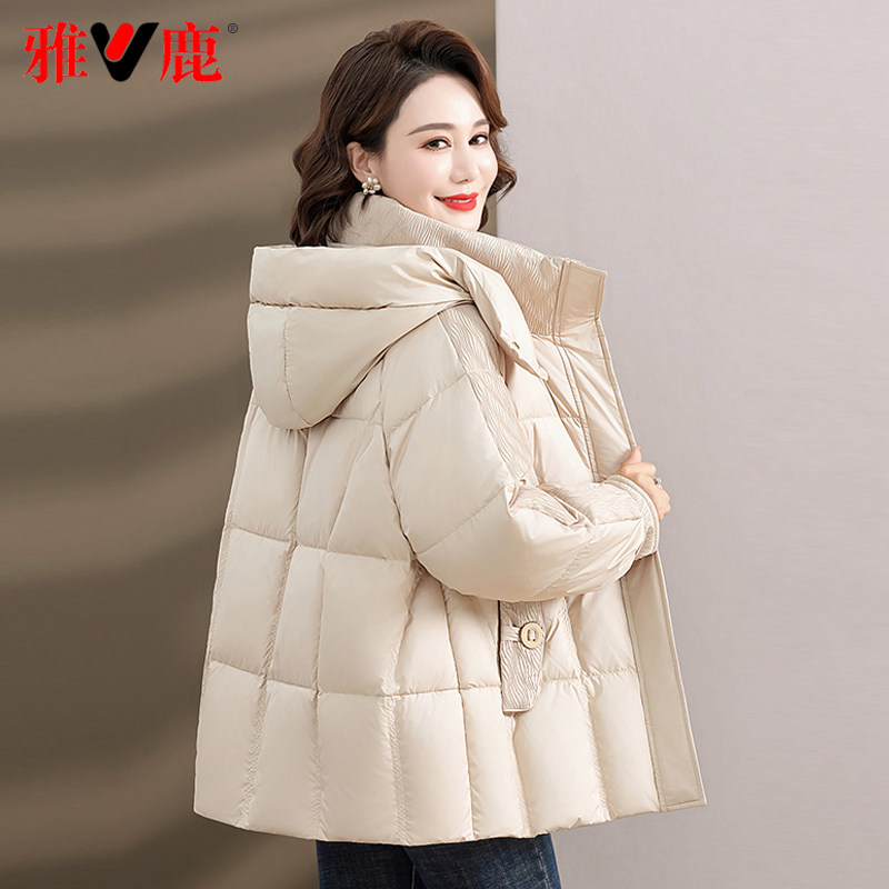 雅鹿中老年羽绒服女短款连帽2023年新款50岁60妈妈装婆婆鸭绒冬季属于什么档次？
