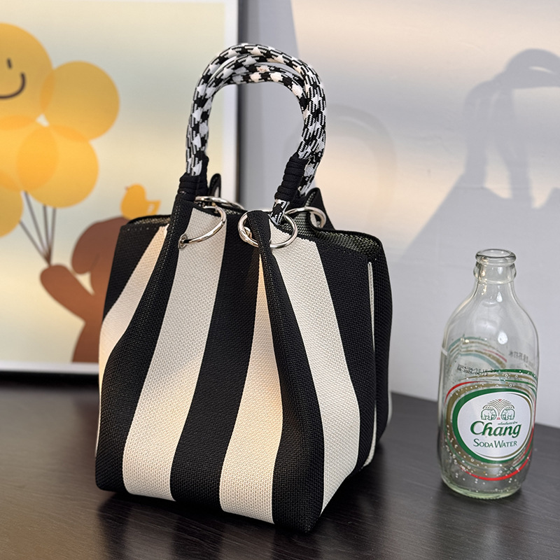 韩版ins风针织包手提袋水桶包小众设计可爱百搭小方包黑白灰配色