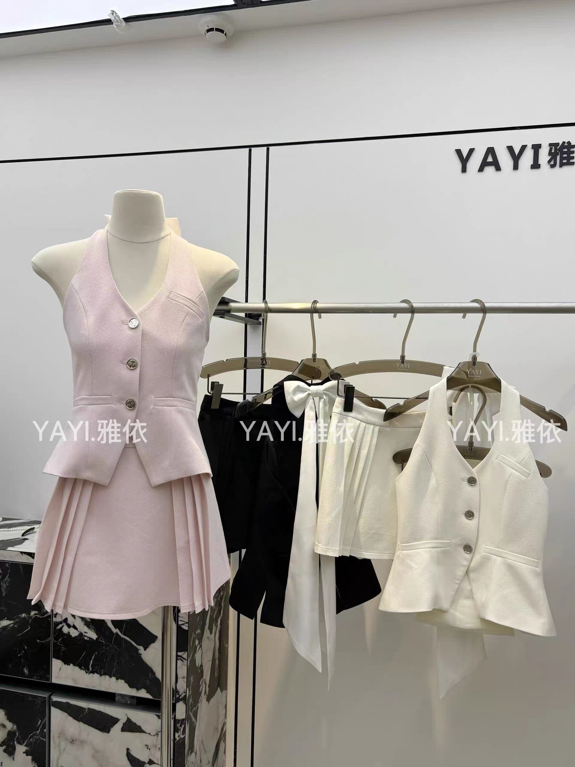 法式小香风单排扣开叉西装马甲吊带背心女+百褶半身短裙显瘦套装