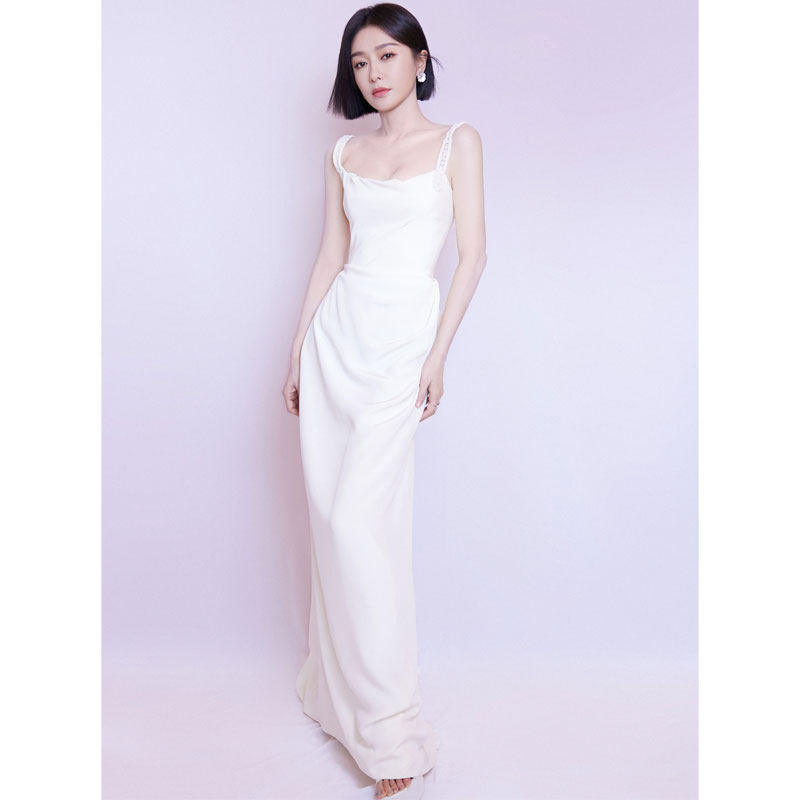 秦岚明星同款轻婚纱礼服新娘结婚吊带裙主持年会高级缎面轻奢极简