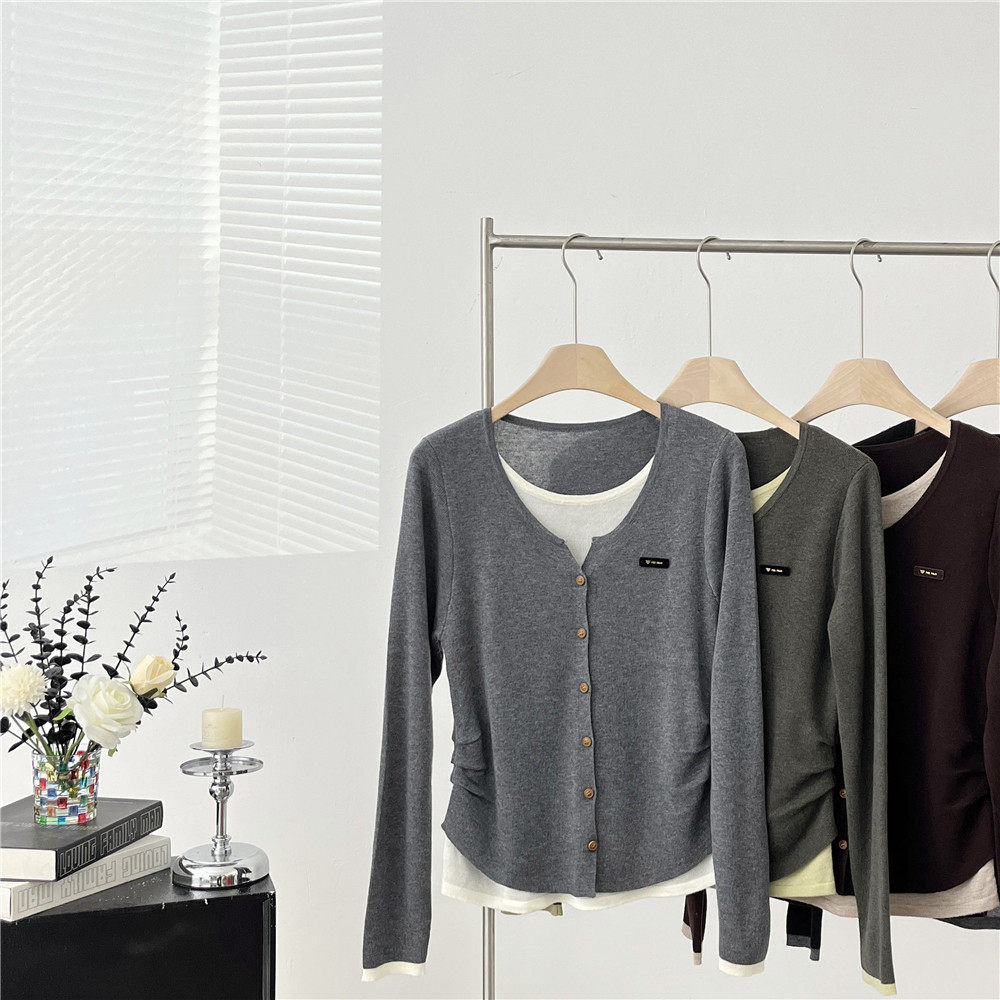 2026春秋新款假两件开衫显瘦侧面抽皱显高显瘦木扣毛衣外套女装