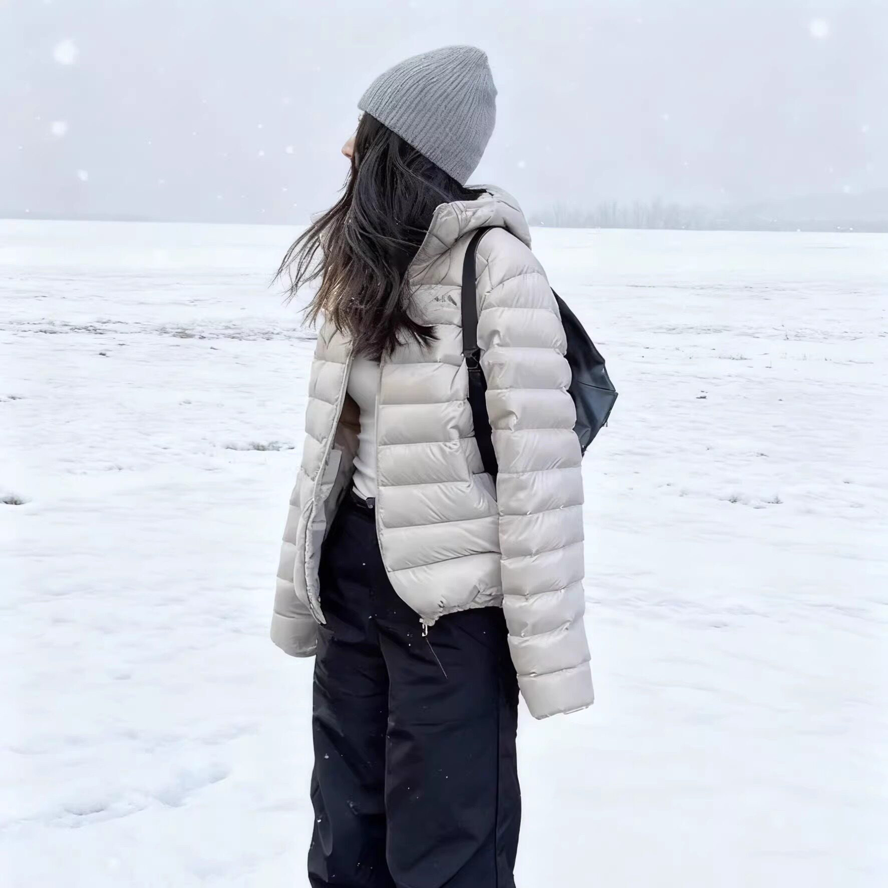 爆款轻薄排骨羽绒服女2026年冬季新款白鸭绒加厚运动连帽鱼骨外套