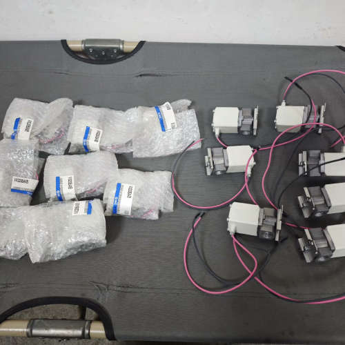 SMC电磁阀VX220EAXB原包装有八个，拆机剪线下来有七