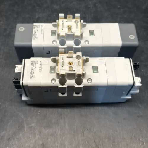 SMC拆机电磁阀VQ7-6-FPG-D-3Z，两个其中一个缺