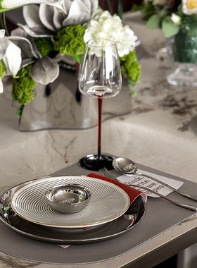 现代轻奢样板间样板房餐桌装饰品陶瓷西餐盘餐具刀叉勺红酒杯摆件