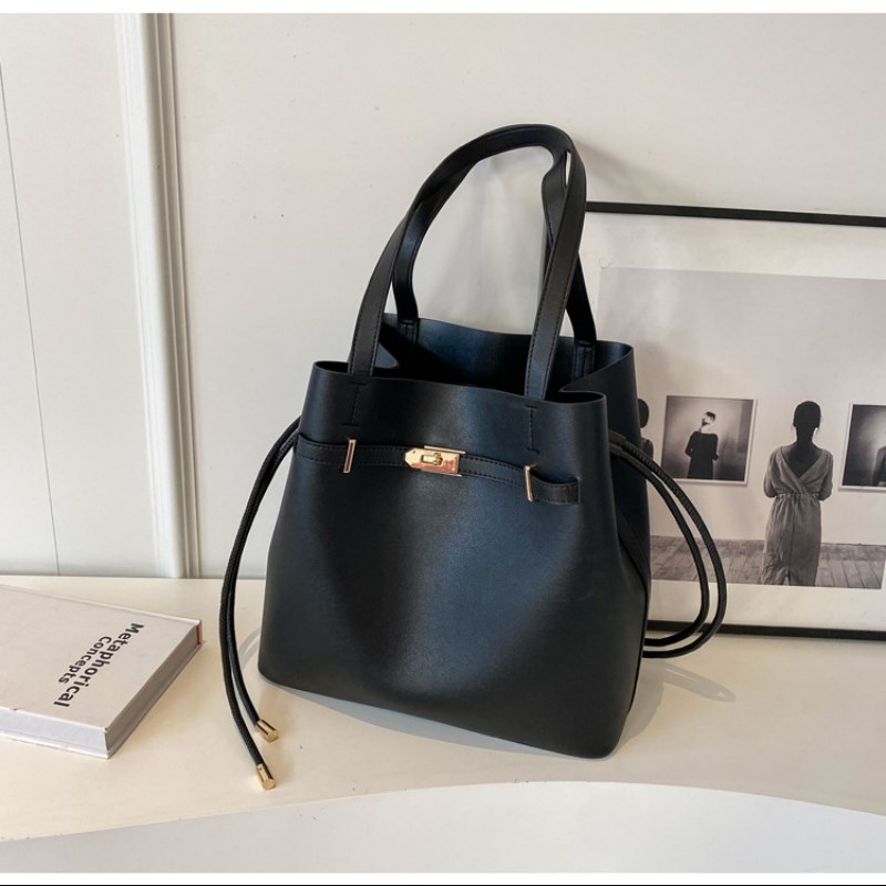 上班通勤2024新款简约腋下纯色手提包百搭时尚单肩包大容量水桶包