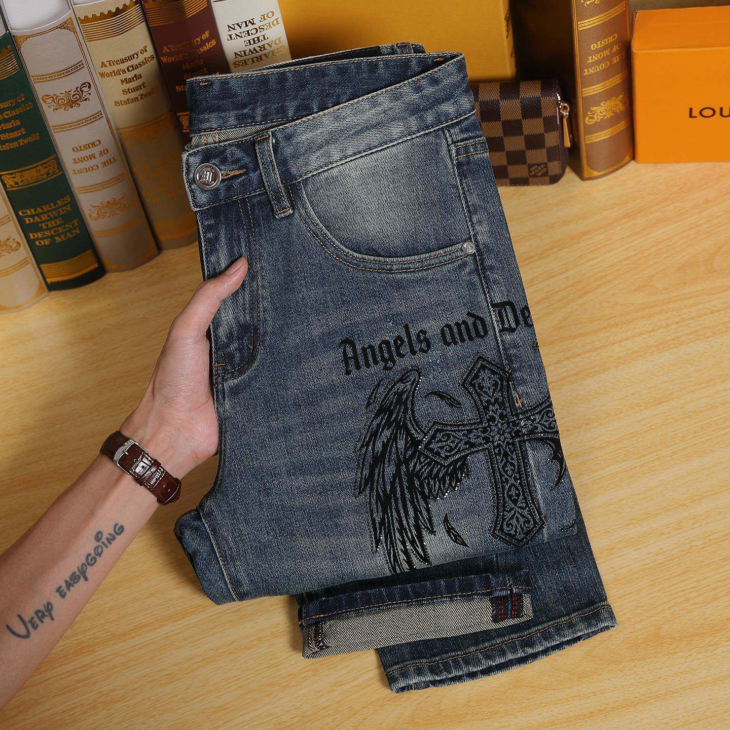 香港高端印花蓝色牛仔裤男士2025秋冬款修身小脚休闲潮牌烫钻裤子