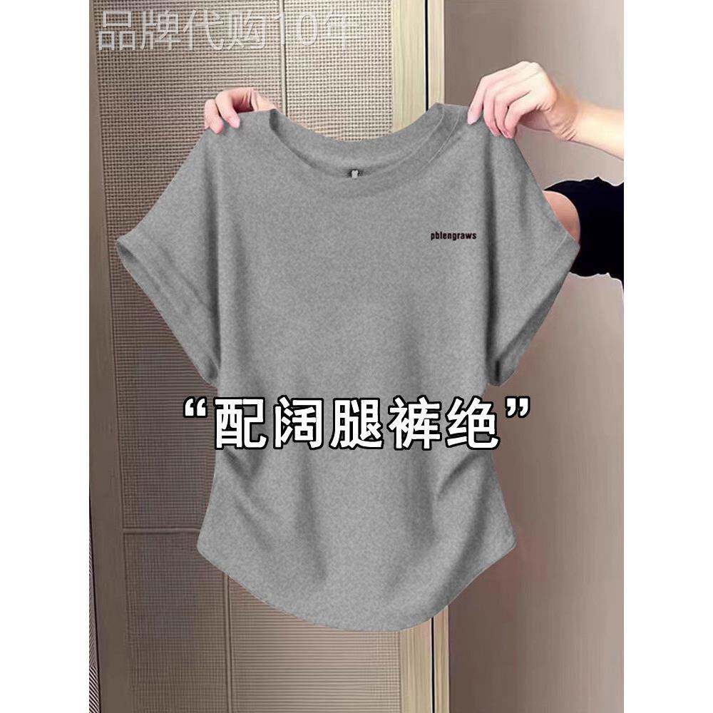 灰色右肩圆领短袖t恤的妇女夏季褶腰修身看紧短风格上衣的小人物