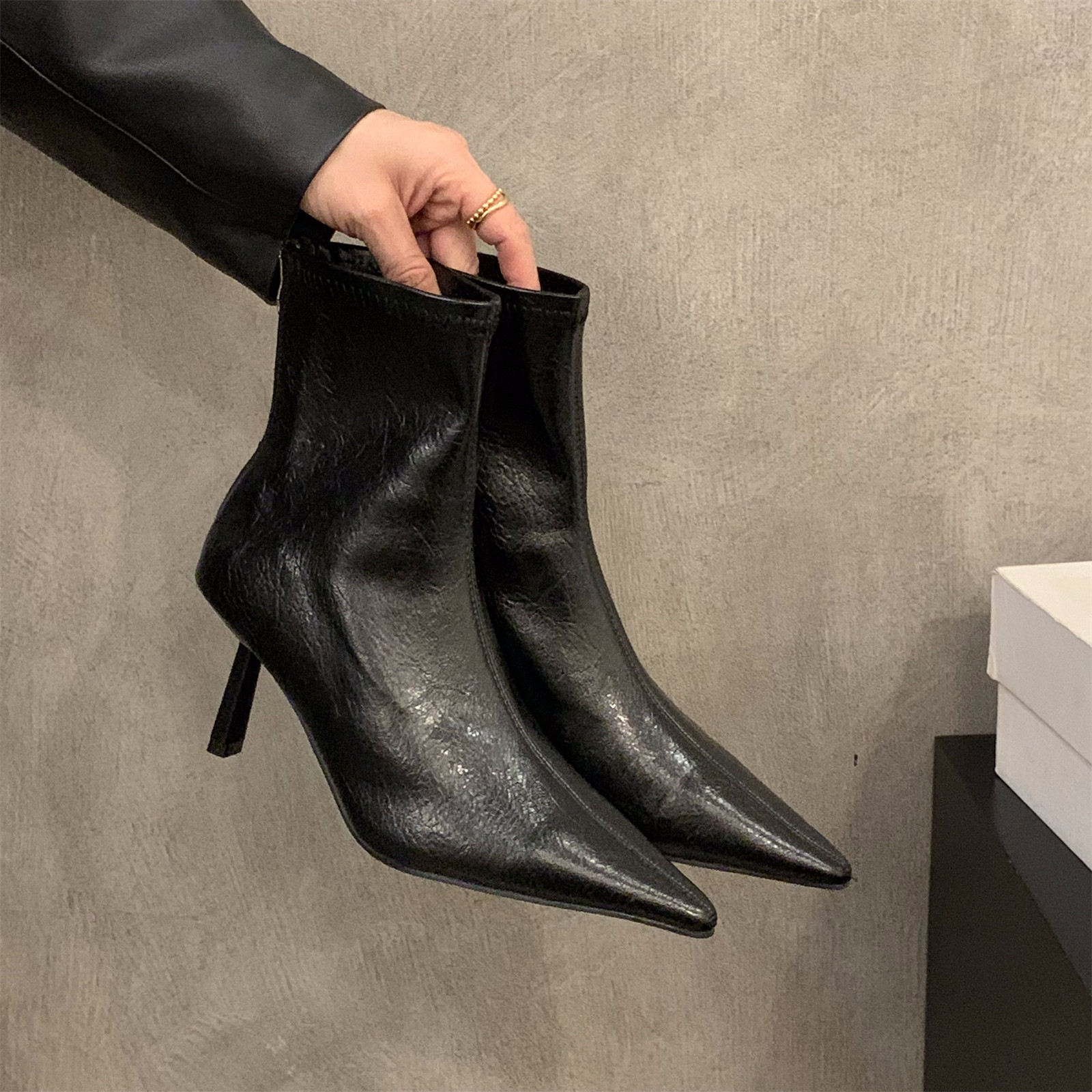 尖头黑色瘦瘦靴短靴女2025年新款秋冬季加绒棕色法式小踝靴高跟鞋