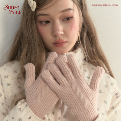 奶乖色系麻花手套可爱的少女