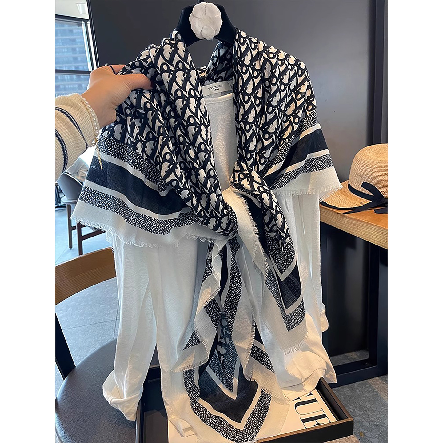 经典字母亚麻手感大方巾女夏季新款高级感围巾薄款办公室空调披肩