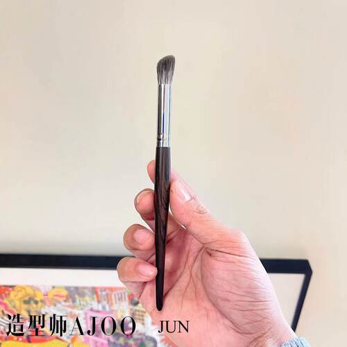 乌木雪狐毛斜角遮瑕刷柔软阴影
