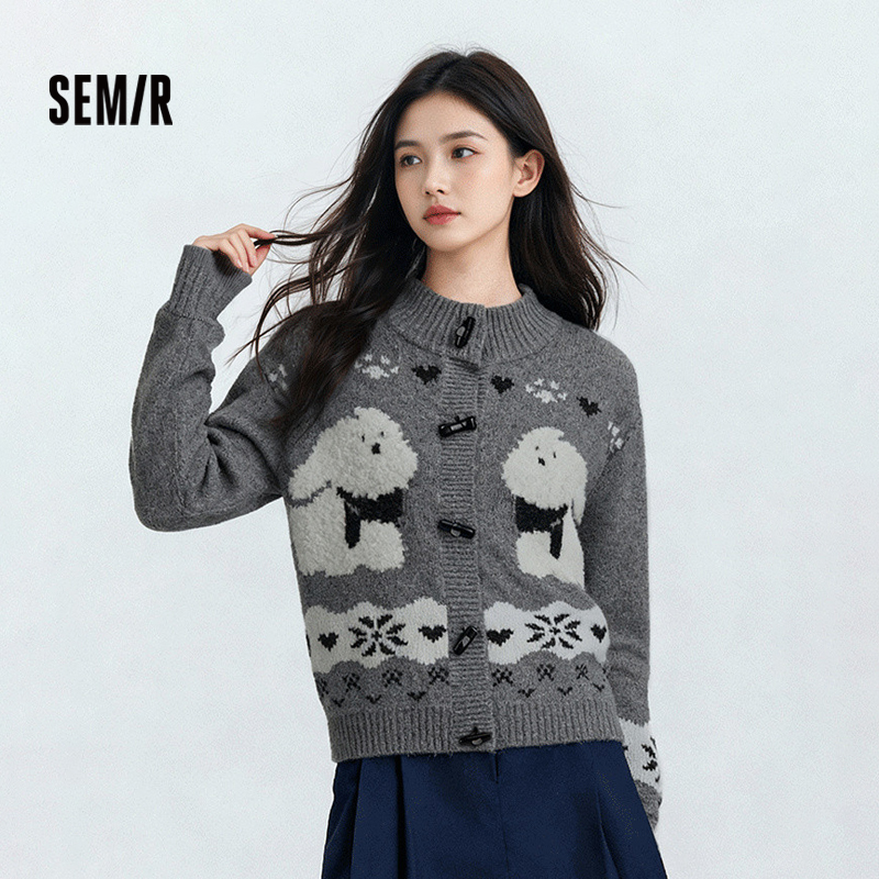 森马半高领小狗牛角扣针织开衫女