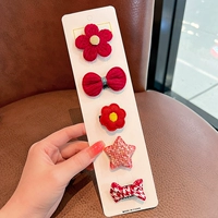 Красный трикотажный комплект в форме цветка