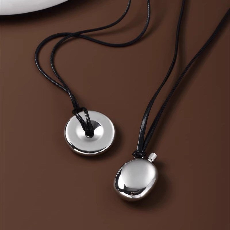 水瓶圆环黑色皮绳项链女轻奢小众设计高级感叠戴银色吊坠毛衣链