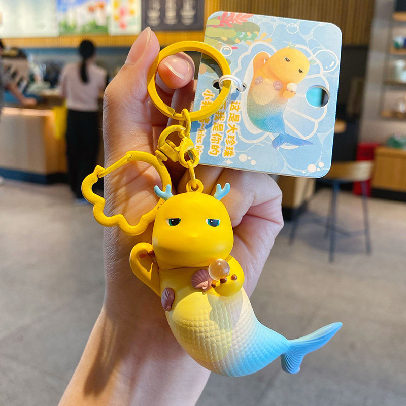 2026年新款创意假日奶龙美龙鱼车钥匙扣女精致书包挂件情侣钥匙链