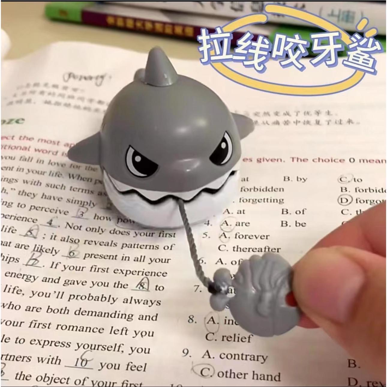 拉线咬鱼鲨鱼书包挂件大鱼吃小鱼